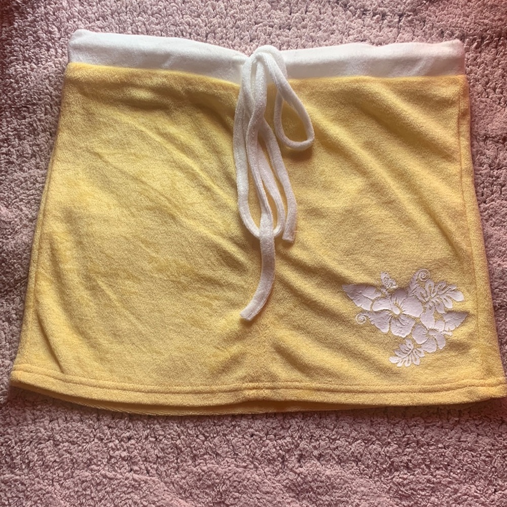 Cutie yellow mini skirt